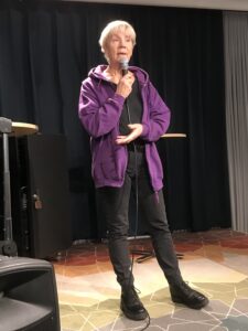 Titti Wästberg med lila tröja på scen