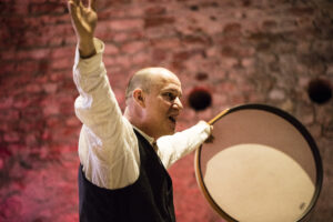 Johan Theodorsson berättar med trumma i Livrustkammaren