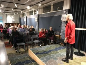 Titti Wästberg berättar för publiken i ABF-huset