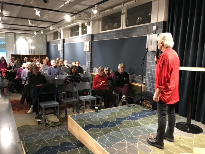 Titti Wästberg berättar för publiken i ABF-huset