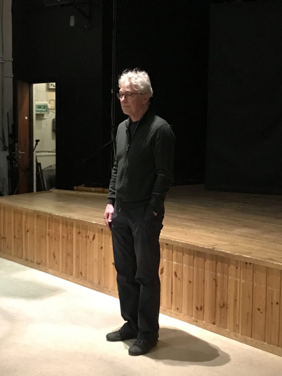 Björn Söderbäck på scen i Folkkulturcentrum