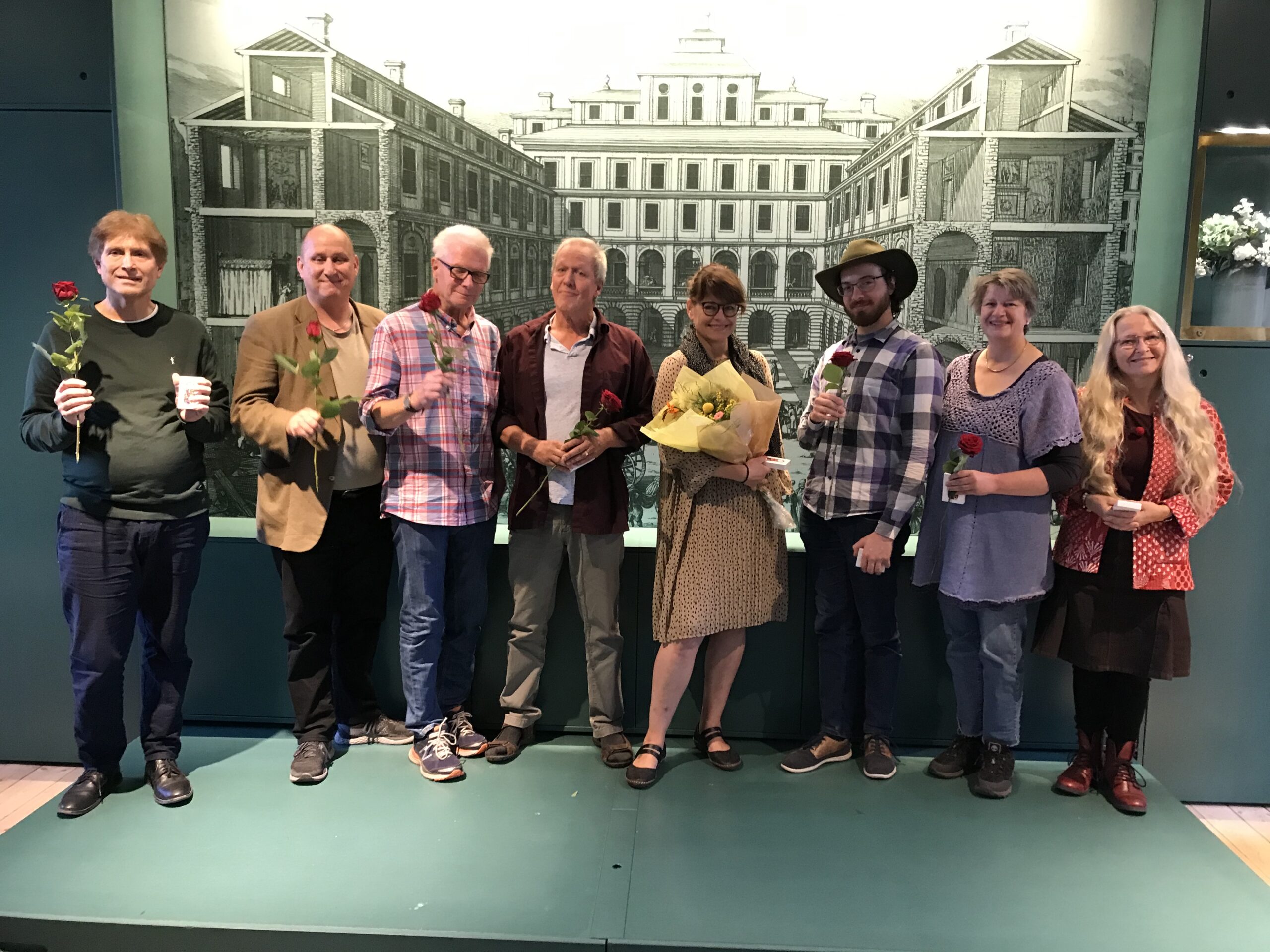 Deltagarna i Stockholms Berättarslam 2021 på scenen i Stadsmuseet.