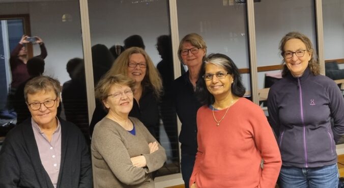 Vid Berättarstunden, 22 februari, inspirerade sju kvinnor varandra till nya, oväntade berättelser. Bilden från vänster: Maggan, Kerttu, Karin, Helena, Ujjwala, och Åse. Anne syns i spegelbilden med laddad kamera.