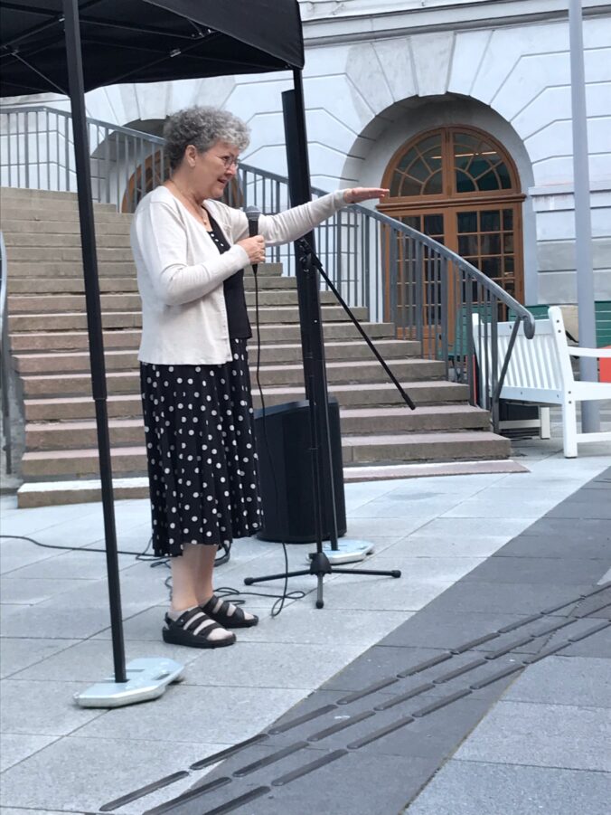 Margareta Lindvall Rolfhamre berättar på stadsmuseets gård