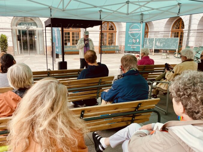 Berättande under tält på Stadsmuseets gård