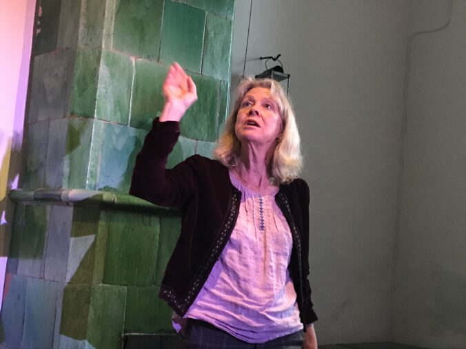 Linda Kernell berättar i källarstugan