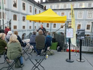 Jörgen Bodner berättar för publiken på Södermalms Torg