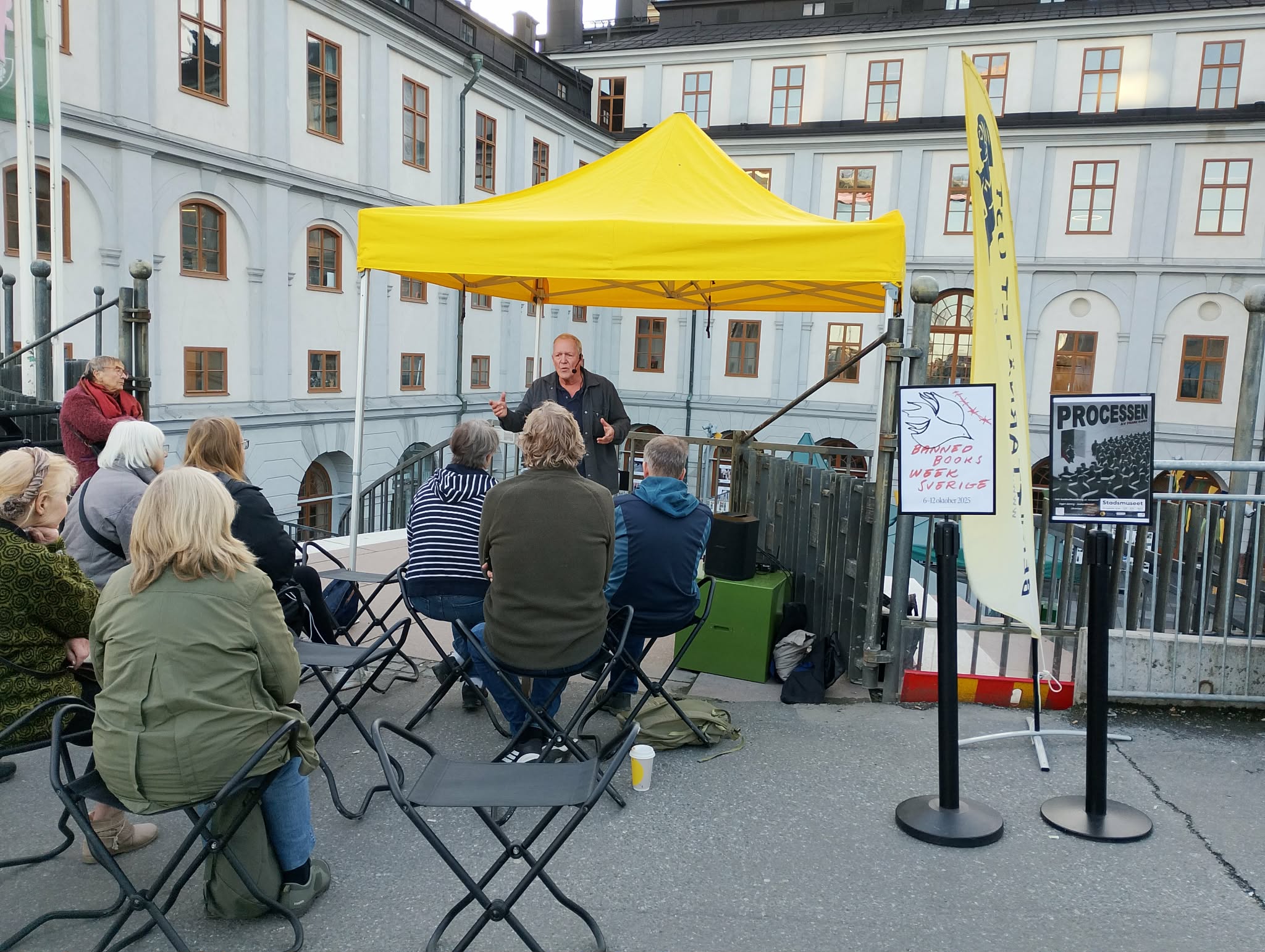 Jörgen Bodner berättar för publiken på Södermalms Torg
